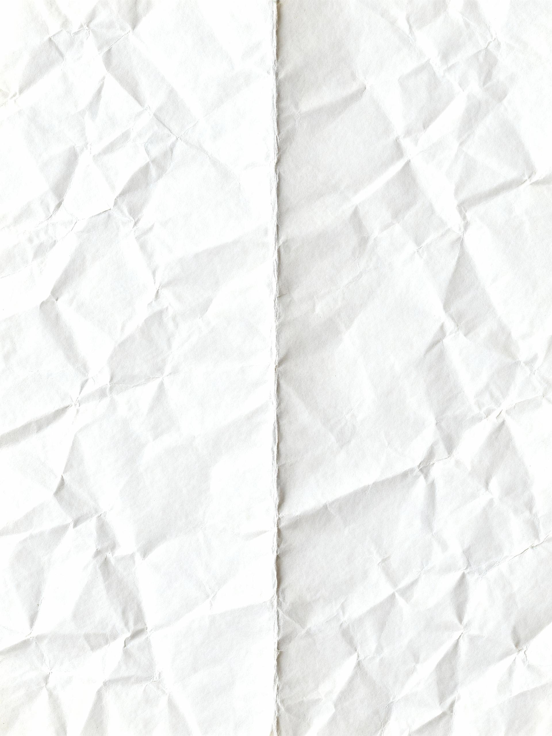 一张A4白色复印纸，其中央有一条清晰的纵向折痕。折痕线笔直，表面纤维轻微受损，呈现亮白色，触摸时有明显的凸起感。